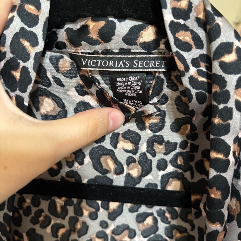 Victoria's Secret Leopard Print Robe - Picture 4 of 8
